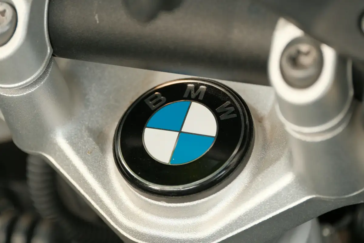 The BMW logo is prominently displayed.